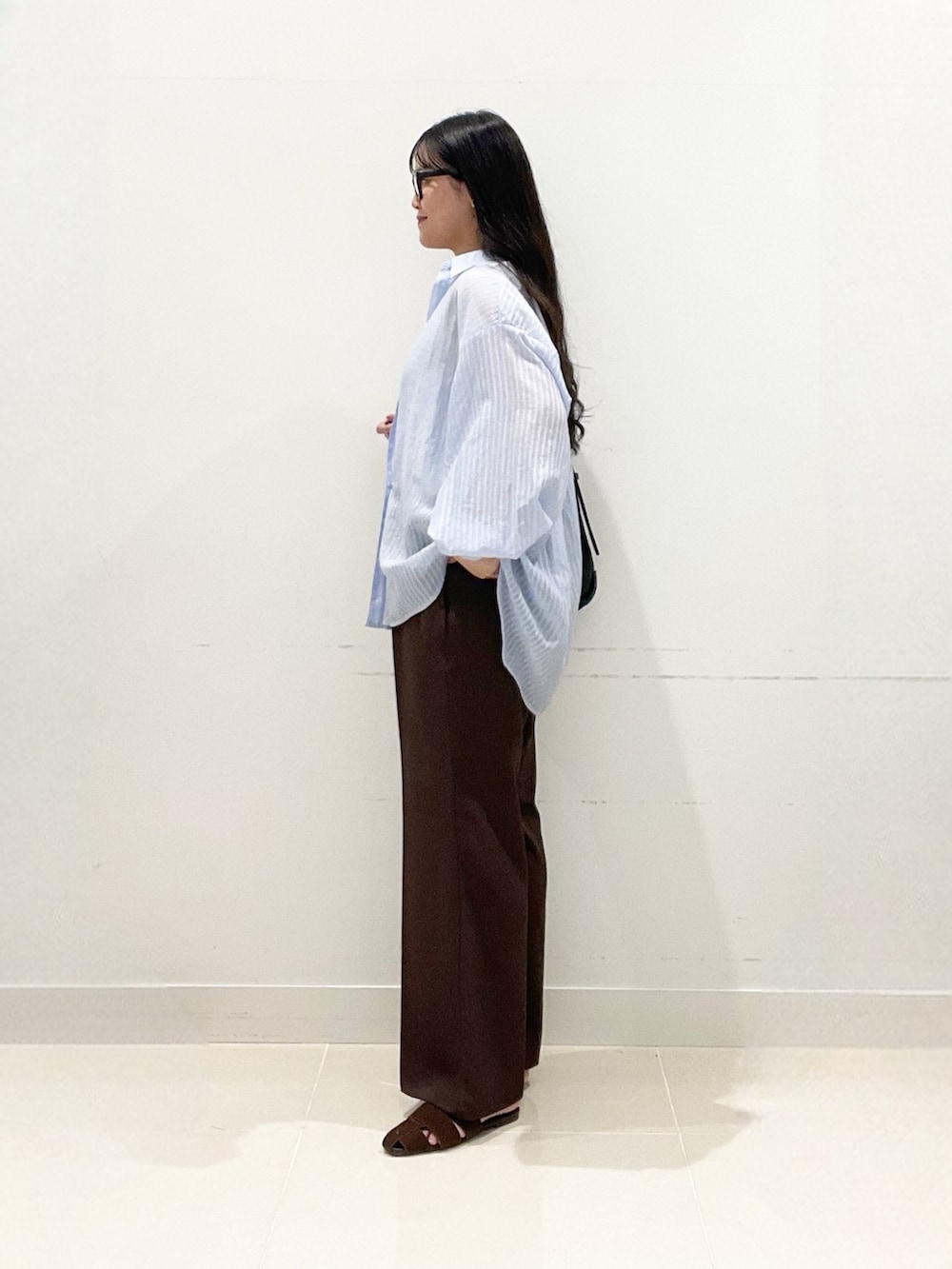 ブルー系のシャツ/ブラウス、ホワイト系のタンクトップ、ブラウン系のその他パンツを着用したレディースの夏コーディネートの4枚目の写真