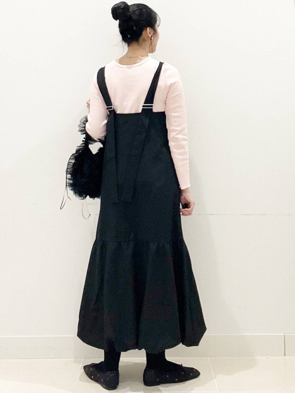 ブラック系のバレエシューズ、ピンク系のTシャツ/カットソー、ブラック系のハンドバッグを着用したレディースの春コーディネートの5枚目の写真