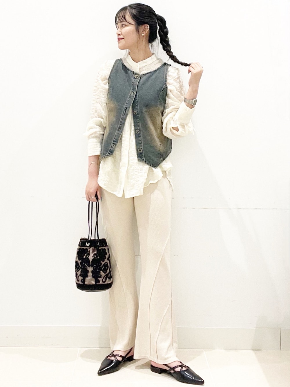 ブラウン系のハンドバッグ、ベージュ系のその他パンツ、ブラック系のその他シューズを着用したレディースの秋コーディネートの2枚目の写真