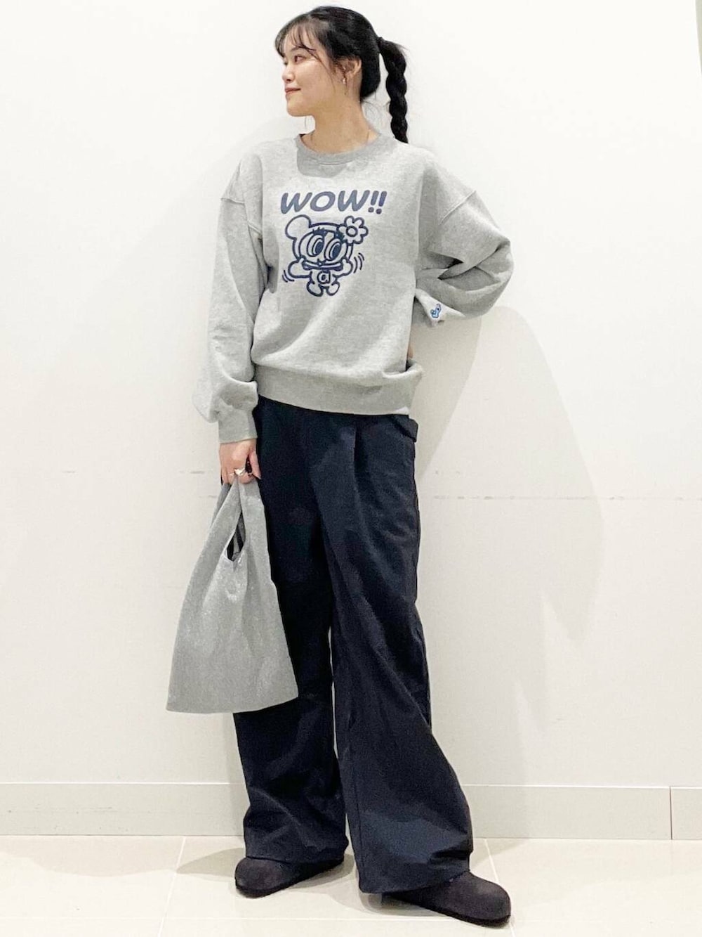 シルバー系のトートバッグ、グレー系のサロペット/オーバーオール、グレー系のスウェットを着用したレディースの秋コーディネートの3枚目の写真