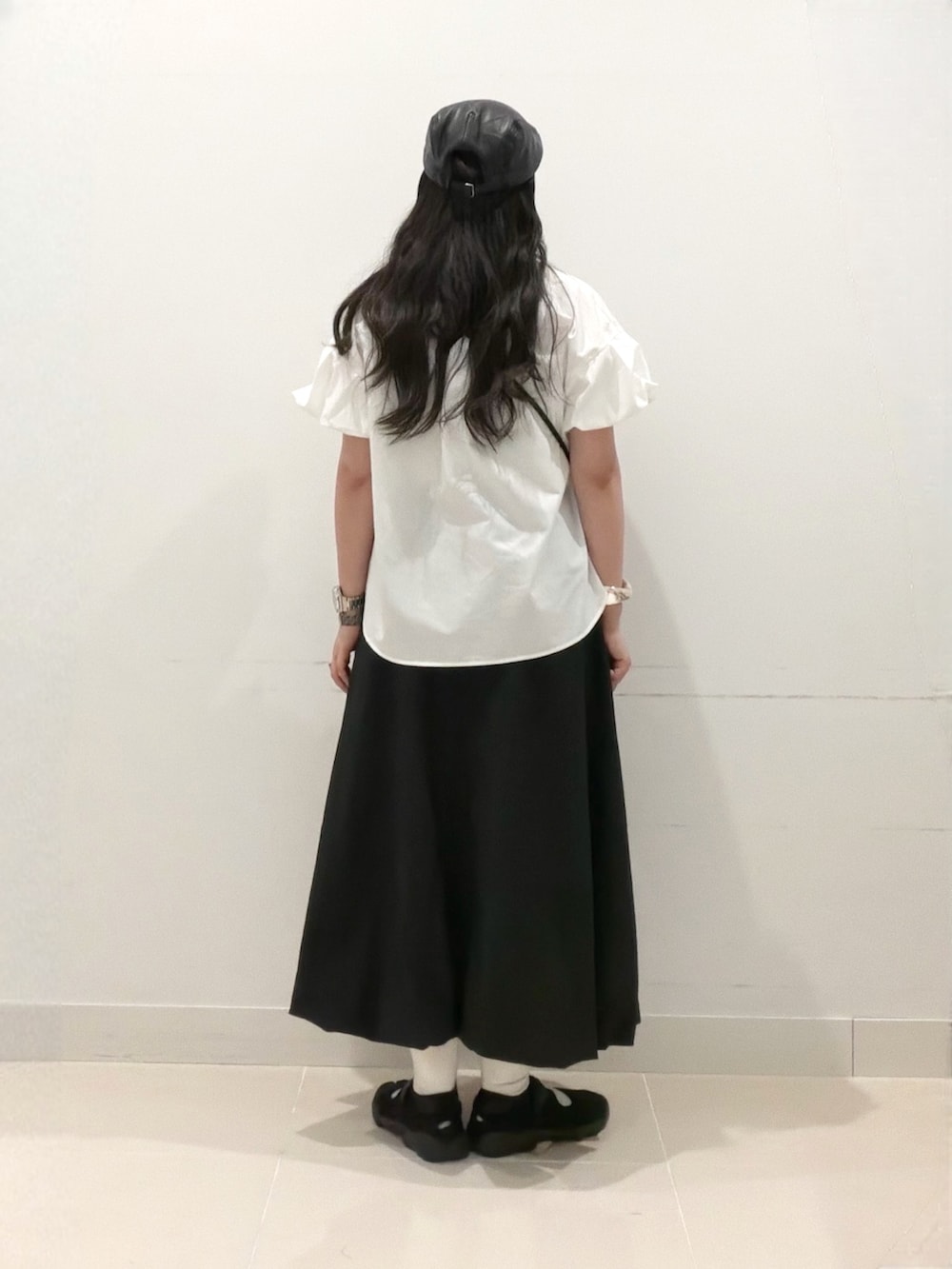 ホワイト系のシャツ/ブラウス、その他のショルダーバッグ、ブラック系のスカートを着用したレディースの秋コーディネートの4枚目の写真