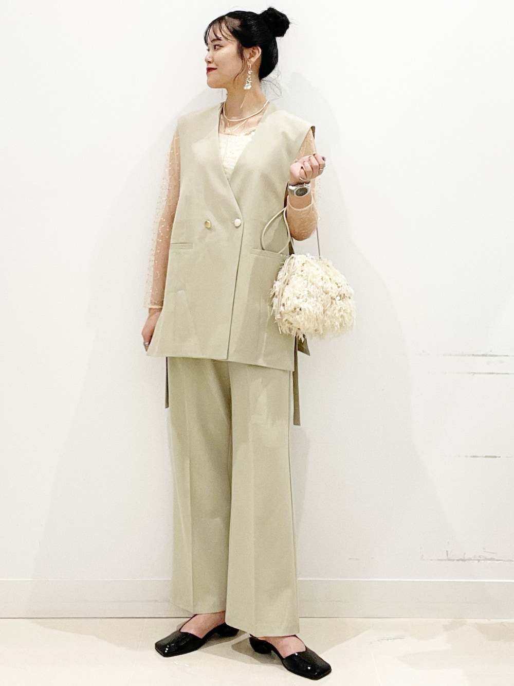 ホワイト系のキャミソール、ゴールド系のTシャツ/カットソー、ベージュ系のその他パンツを着用したレディースの秋コーディネートの2枚目の写真