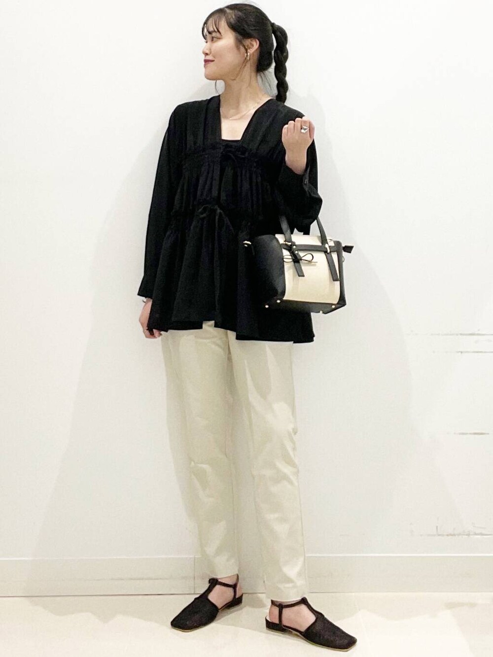 ベージュ系のその他パンツ、ブラック系のトートバッグ、ブラック系のキャミソールを着用したレディースの春コーディネートの3枚目の写真