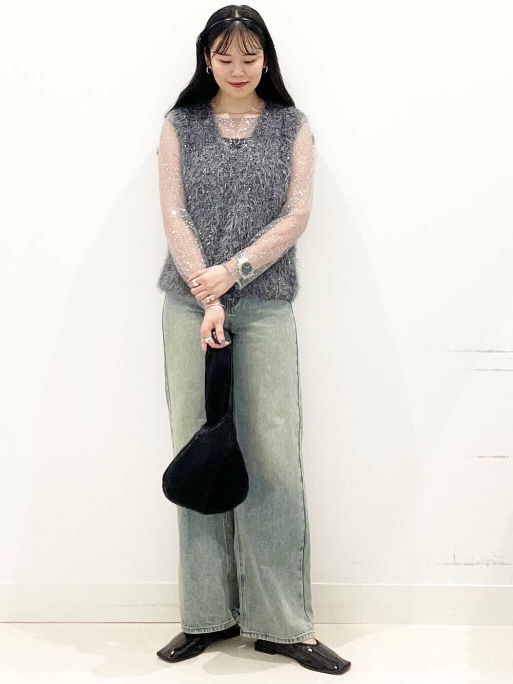 ブラック系のキャミソール、ブラック系のハンドバッグ、シルバー系のTシャツ/カットソーを着用したレディースの秋コーディネートの4枚目の写真