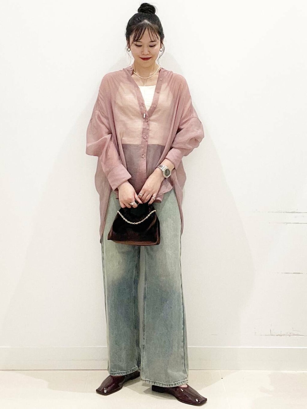 ホワイト系のキャミソール、ピンク系のシャツ/ブラウス、レッド系のバレエシューズを着用したレディースの秋コーディネートの5枚目の写真