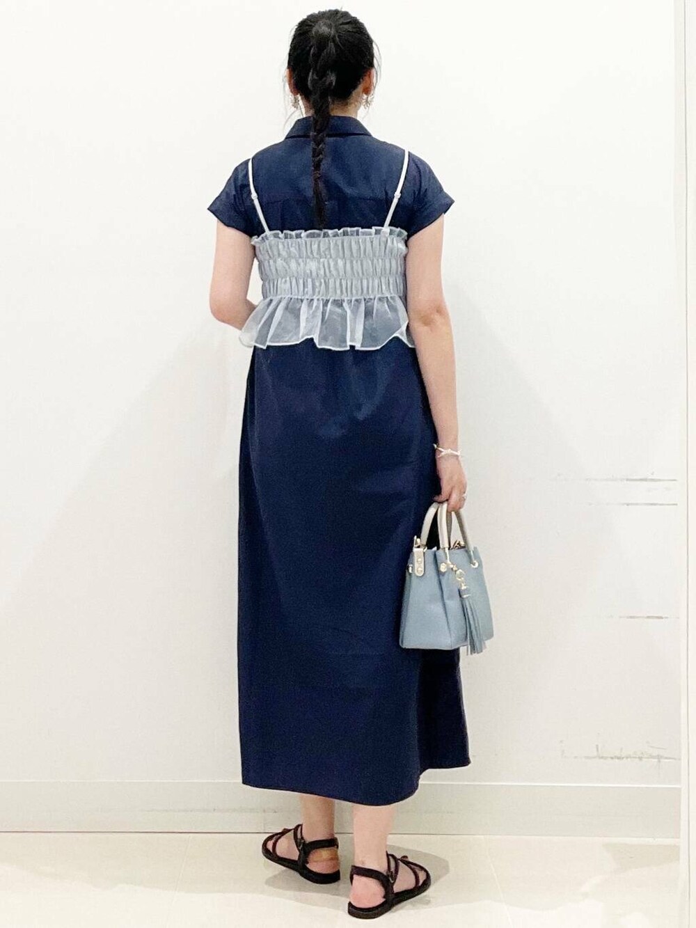 ブルー系のトートバッグ、ブラック系のサンダル、ブルー系のワンピースを着用したレディースの夏コーディネートの7枚目の写真