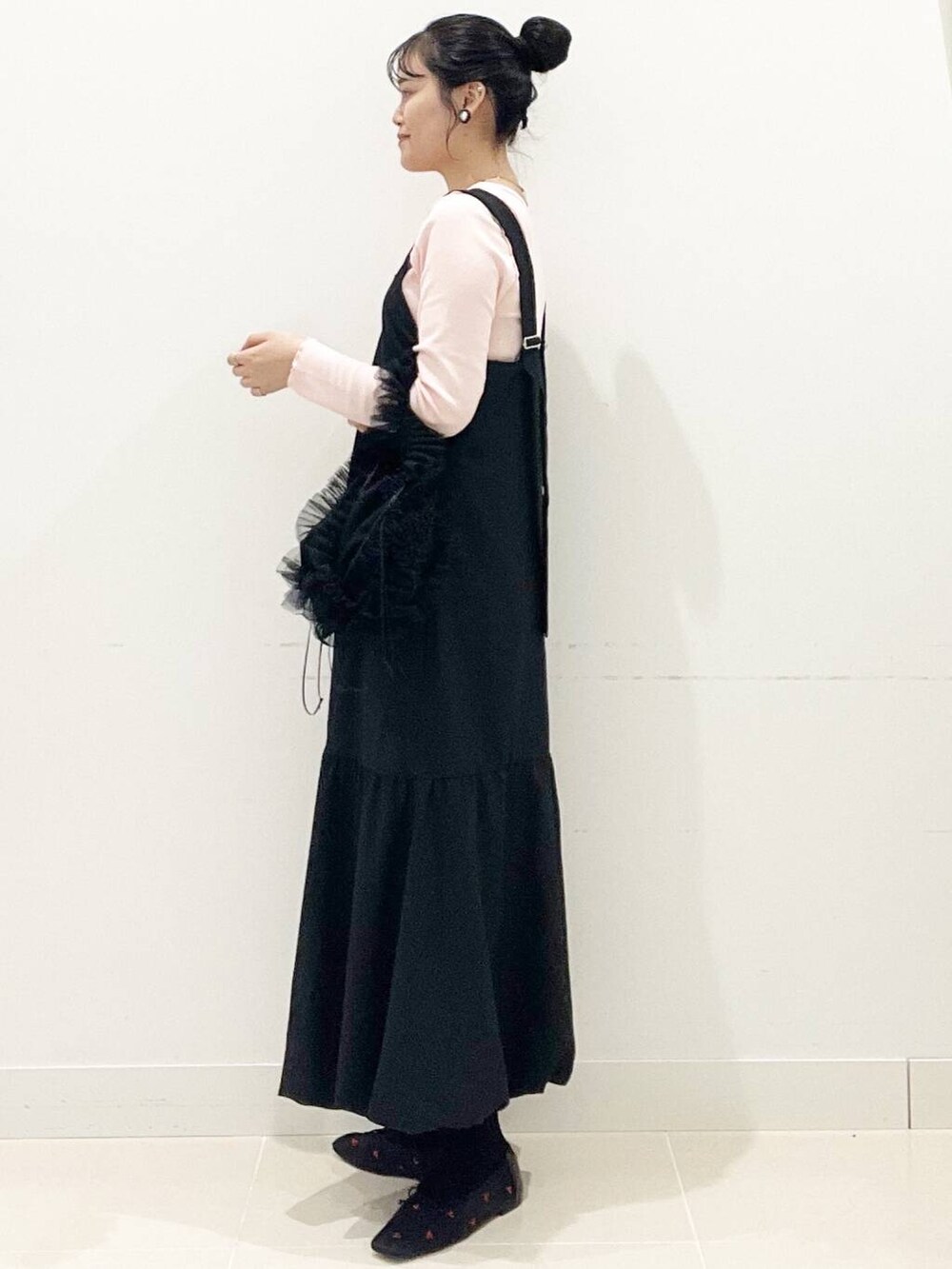 ブラック系のバレエシューズ、ピンク系のTシャツ/カットソー、ブラック系のハンドバッグを着用したレディースの春コーディネートの4枚目の写真