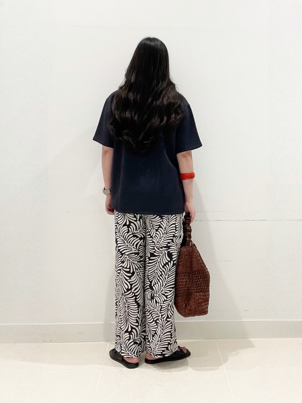 ブラック系のTシャツ/カットソー、ブラック系のその他パンツ、ブラウン系のショルダーバッグを着用したレディースの夏コーディネートの4枚目の写真