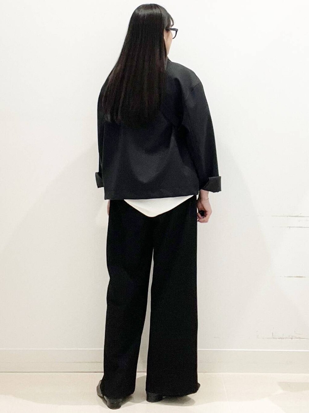 ブラック系のその他パンツ、ホワイト系のTシャツ/カットソー、ブラック系のパンプスを着用したレディースの春コーディネートの5枚目の写真