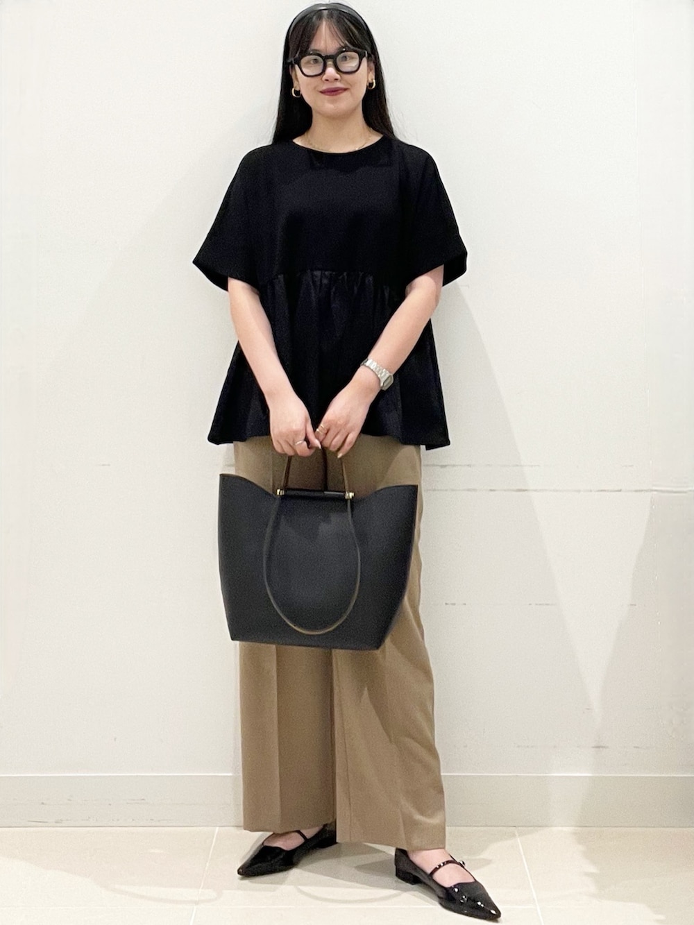 ブラック系のパンプス、ベージュ系のその他パンツ、ブラック系のTシャツ/カットソーを着用したレディースの春コーディネートの2枚目の写真