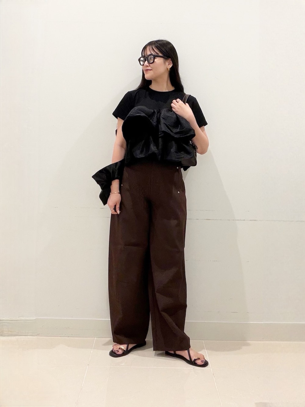 ブラウン系のショルダーバッグ、ブラック系のTシャツ/カットソー、ブラウン系のその他パンツを着用したレディースの夏コーディネートの2枚目の写真