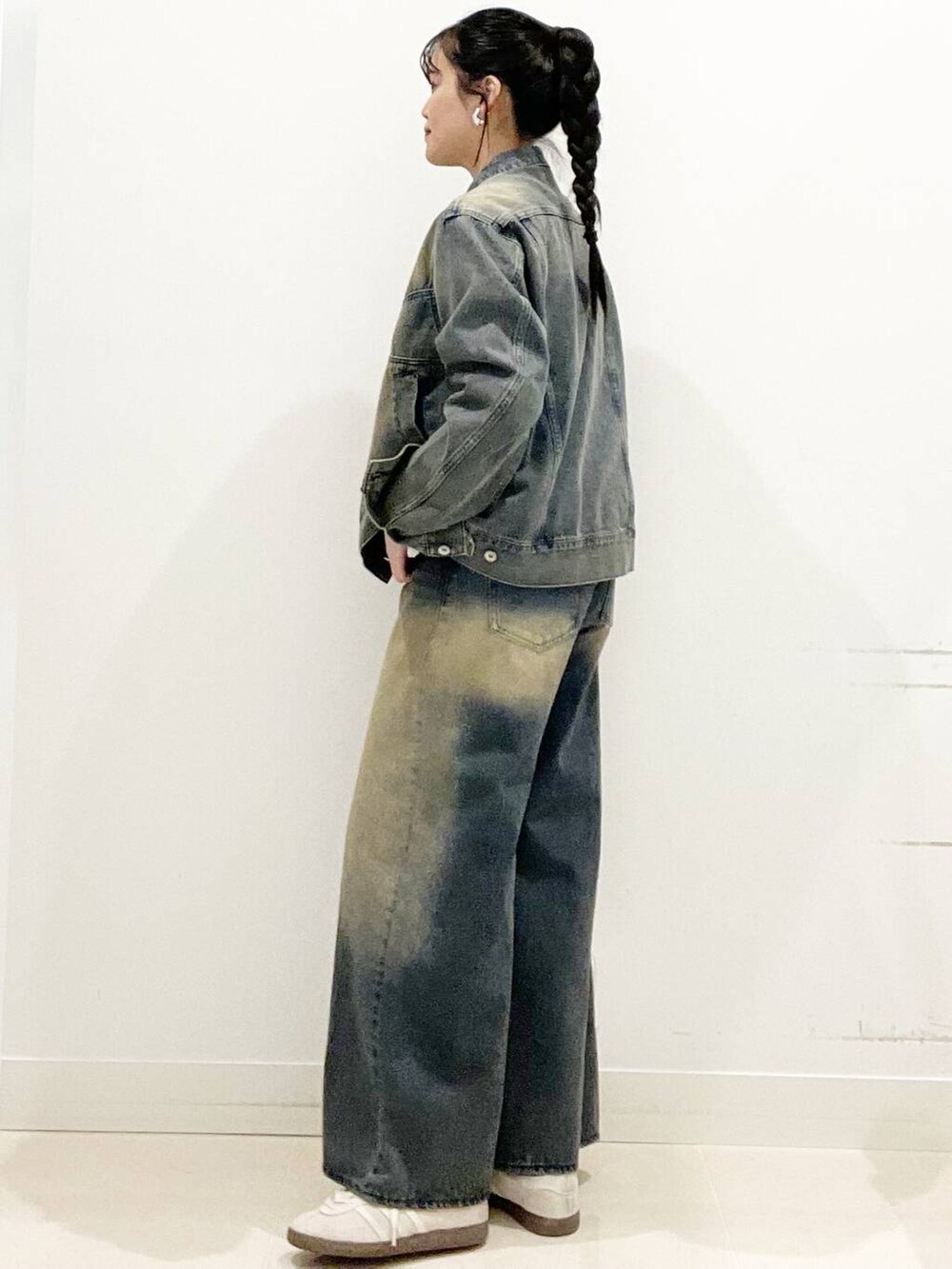 ホワイト系のスニーカー、ベージュ系のTシャツ/カットソー、シルバー系のトートバッグを着用したレディースの春コーディネートの6枚目の写真