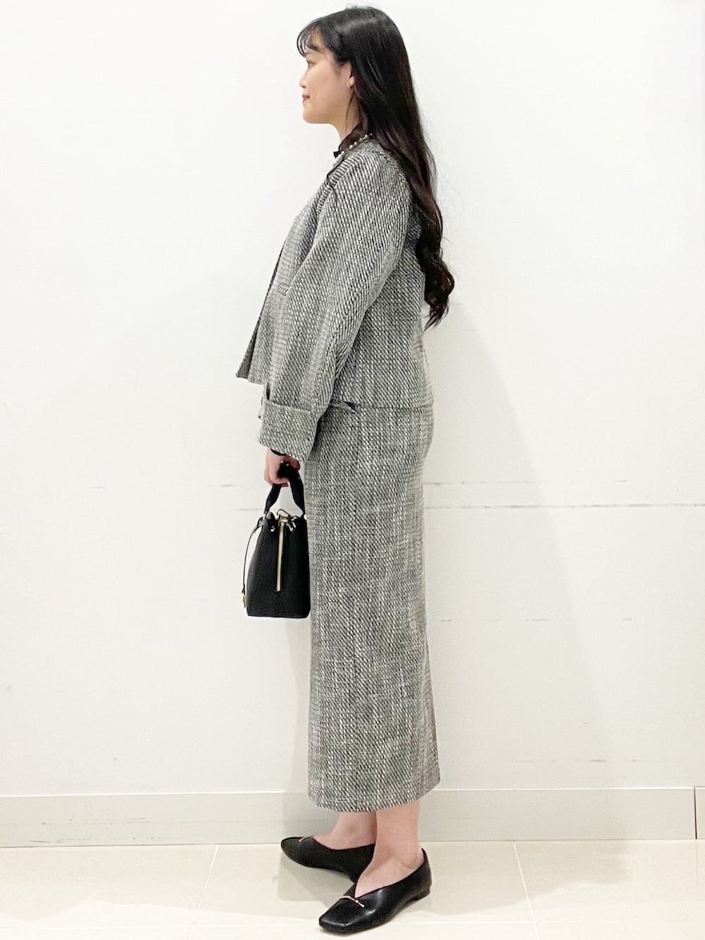 ブラック系のその他シューズ、ブラック系のスカート、ブラック系のTシャツ/カットソーを着用したレディースの春コーディネートの3枚目の写真