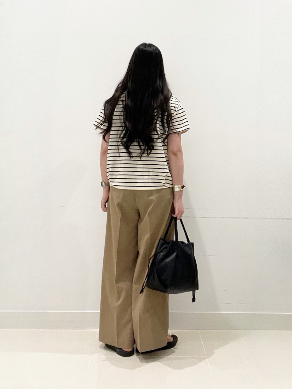 ホワイト系のTシャツ/カットソー、ベージュ系のその他パンツ、ブラック系のショルダーバッグを着用したレディースの夏コーディネートの4枚目の写真