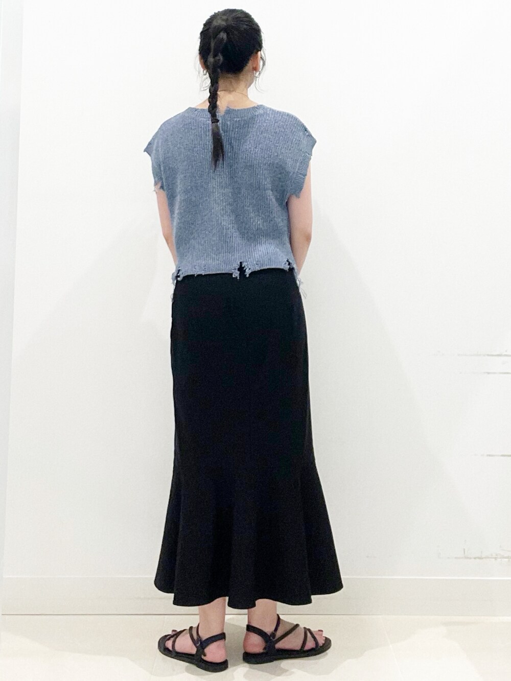 ブラック系のハンドバッグ、ブラック系のキャミソール、ブラック系のサンダルを着用したレディースの夏コーディネートの8枚目の写真