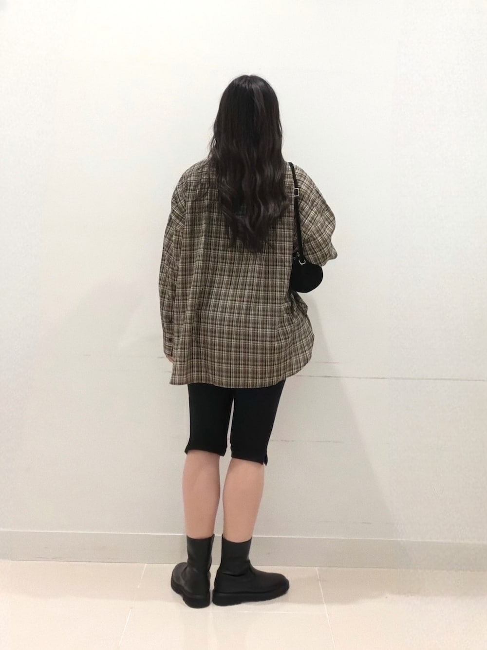 ブラウン系のシャツ/ブラウス、ブラック系のショルダーバッグ、ブラック系のその他パンツを着用したレディースの秋コーディネートの5枚目の写真