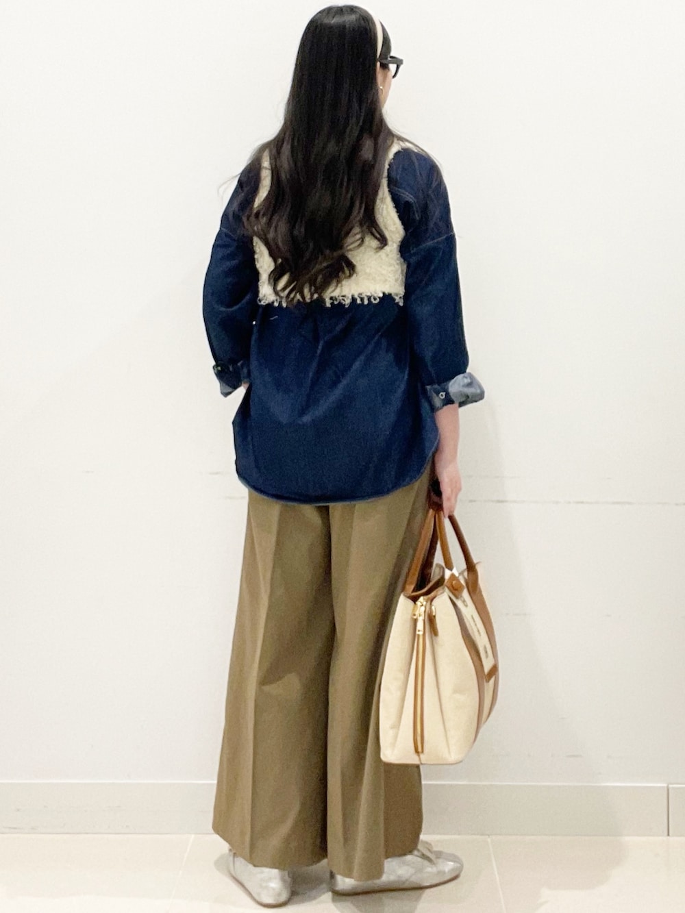 ベージュ系のチノパンツ、ホワイト系のトートバッグ、ブルー系のシャツ/ブラウスを着用したレディースの春コーディネートの6枚目の写真