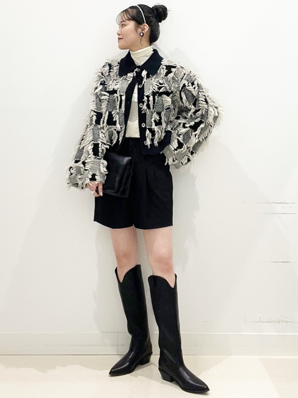 ブラック系のブーツ、ブラック系のその他アウター、ブラック系のその他パンツを着用したレディースの秋コーディネートの3枚目の写真