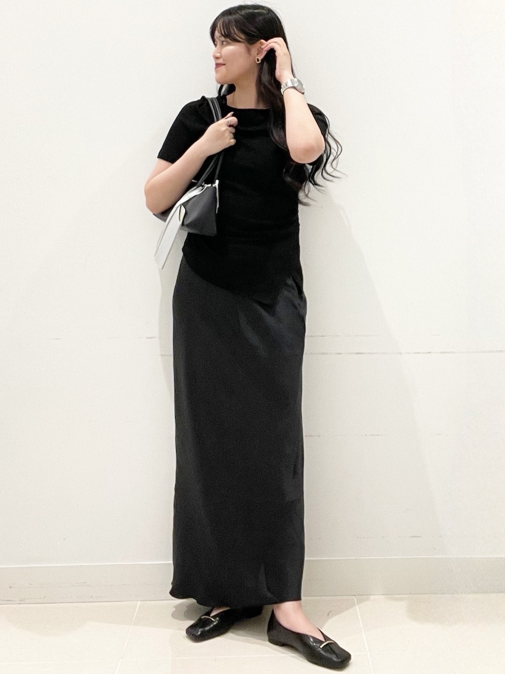 ブラック系のその他シューズ、ブラック系のスカート、ブラック系のTシャツ/カットソーを着用したレディースの春コーディネートの4枚目の写真
