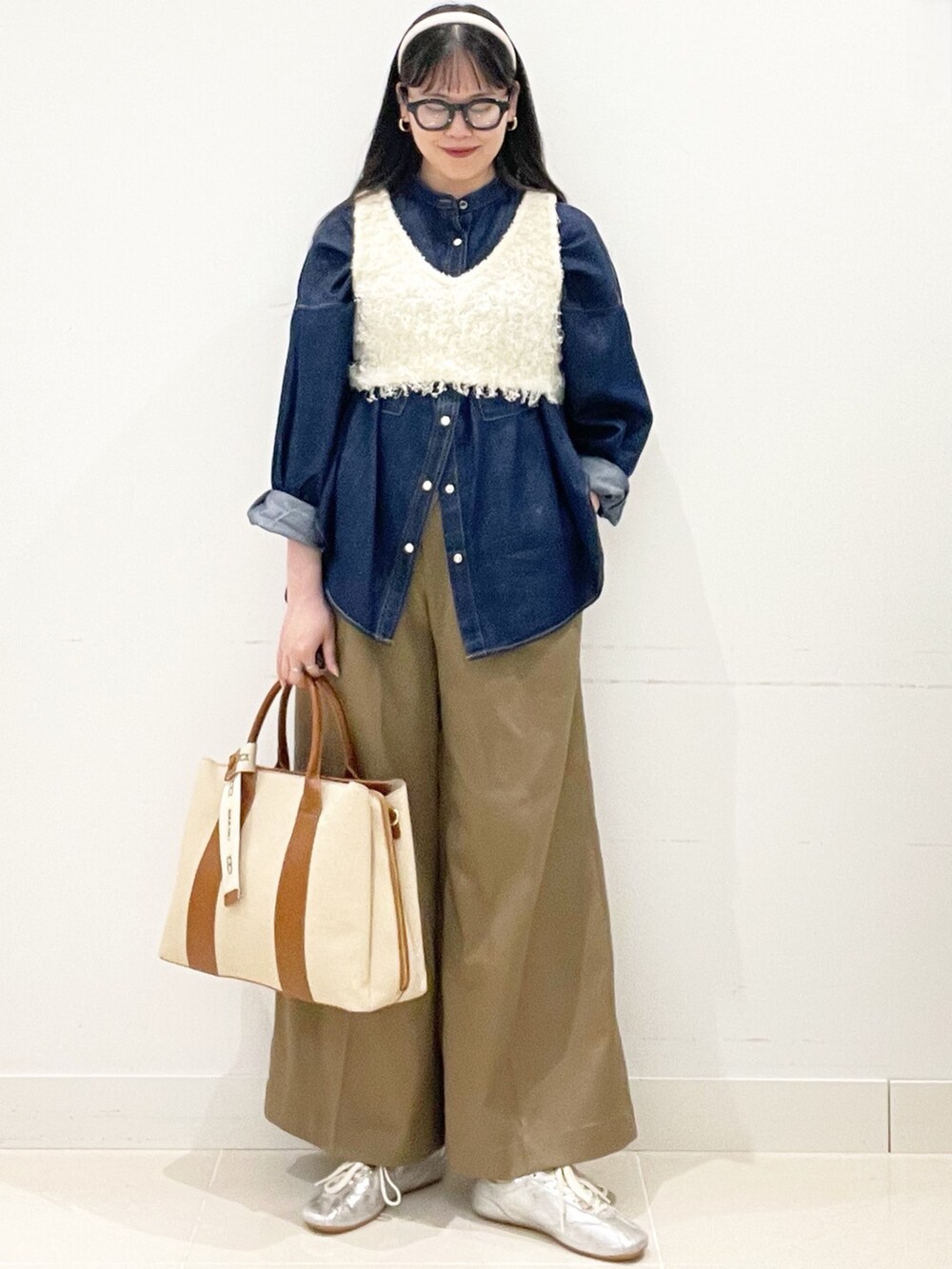 ベージュ系のチノパンツ、ホワイト系のトートバッグ、ブルー系のシャツ/ブラウスを着用したレディースの春コーディネートの5枚目の写真