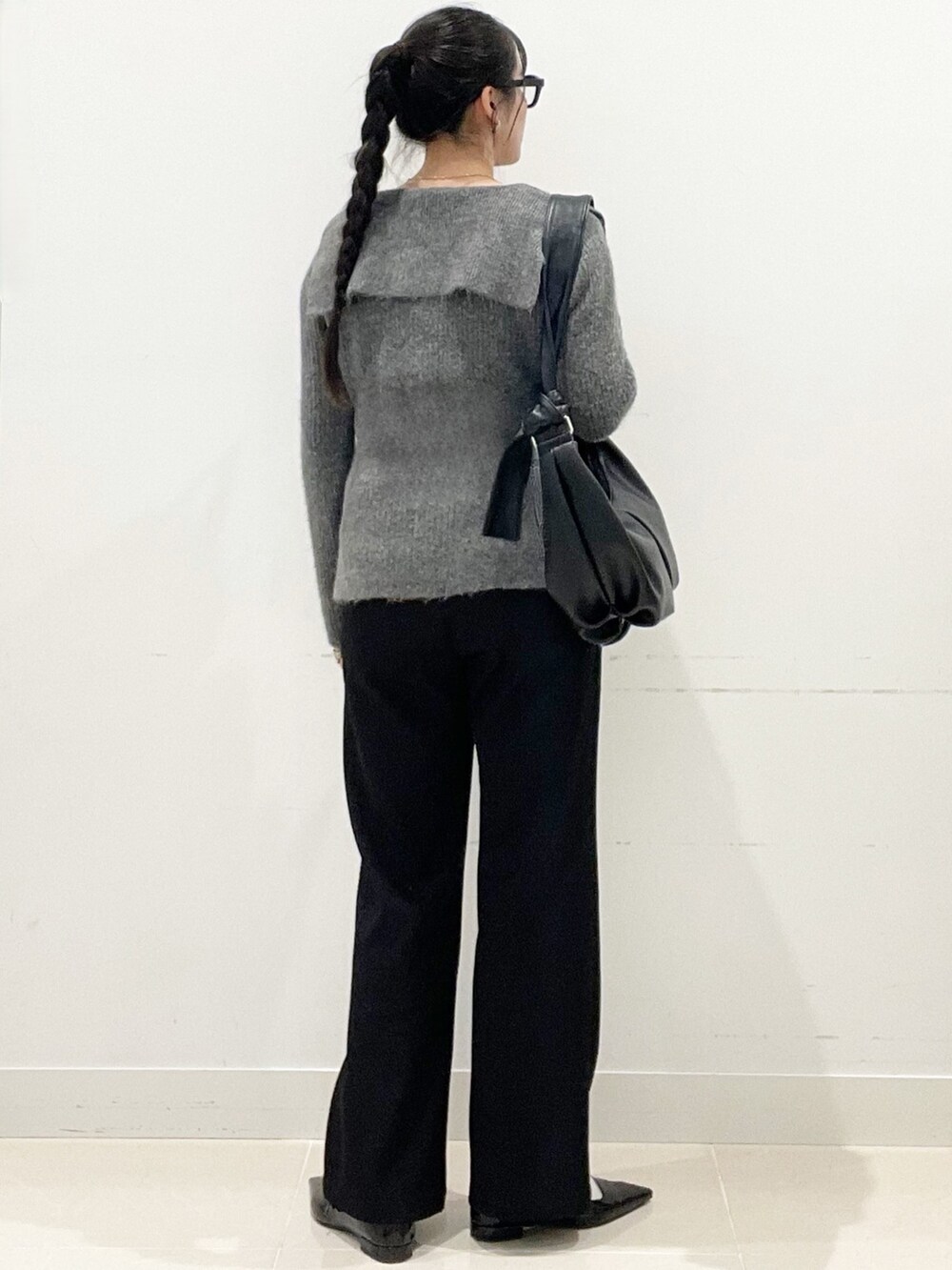 グレー系のカーディガン/ボレロ、ブラック系のパンプス、ホワイト系のTシャツ/カットソーを着用したレディースの冬コーディネートの6枚目の写真