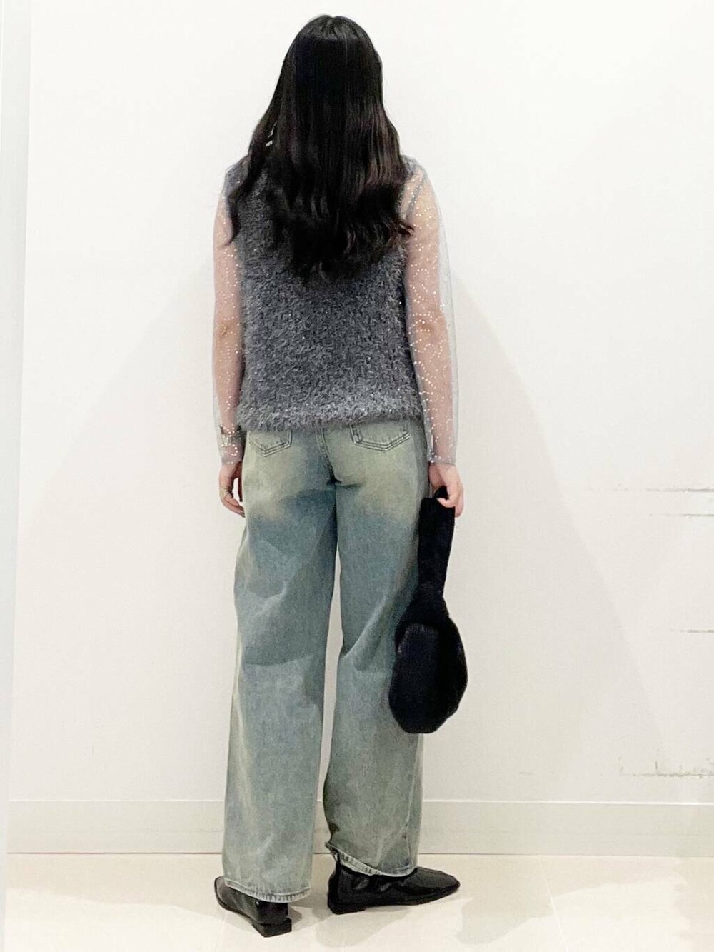 ブラック系のキャミソール、ブラック系のハンドバッグ、シルバー系のTシャツ/カットソーを着用したレディースの秋コーディネートの6枚目の写真