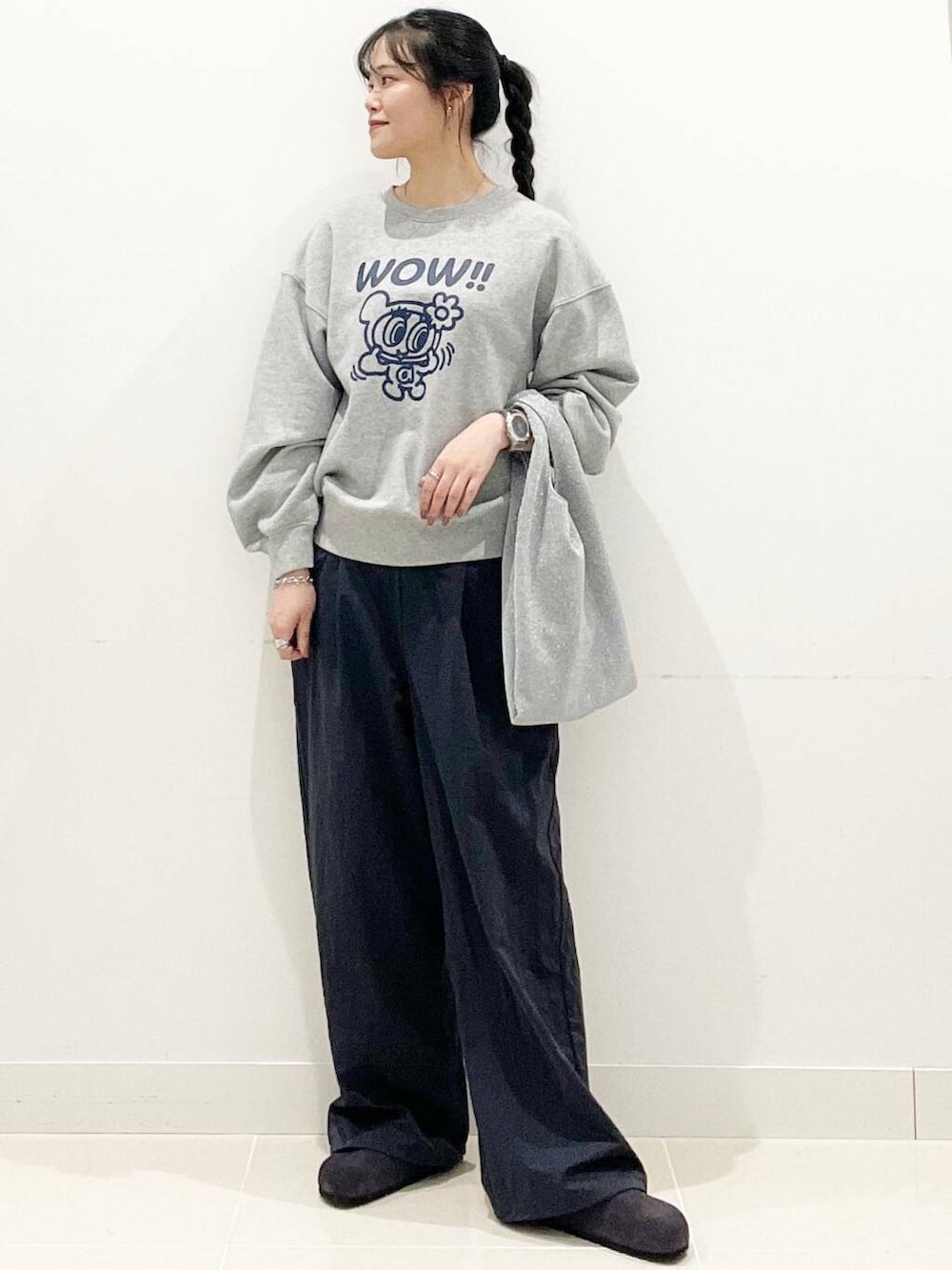 シルバー系のトートバッグ、グレー系のサロペット/オーバーオール、グレー系のスウェットを着用したレディースの秋コーディネートの2枚目の写真