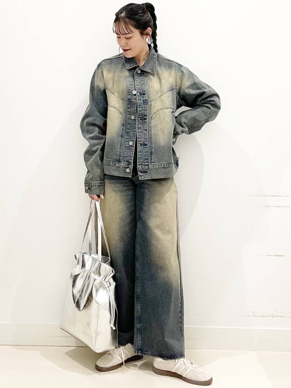 ホワイト系のスニーカー、ベージュ系のTシャツ/カットソー、シルバー系のトートバッグを着用したレディースの春コーディネートの3枚目の写真