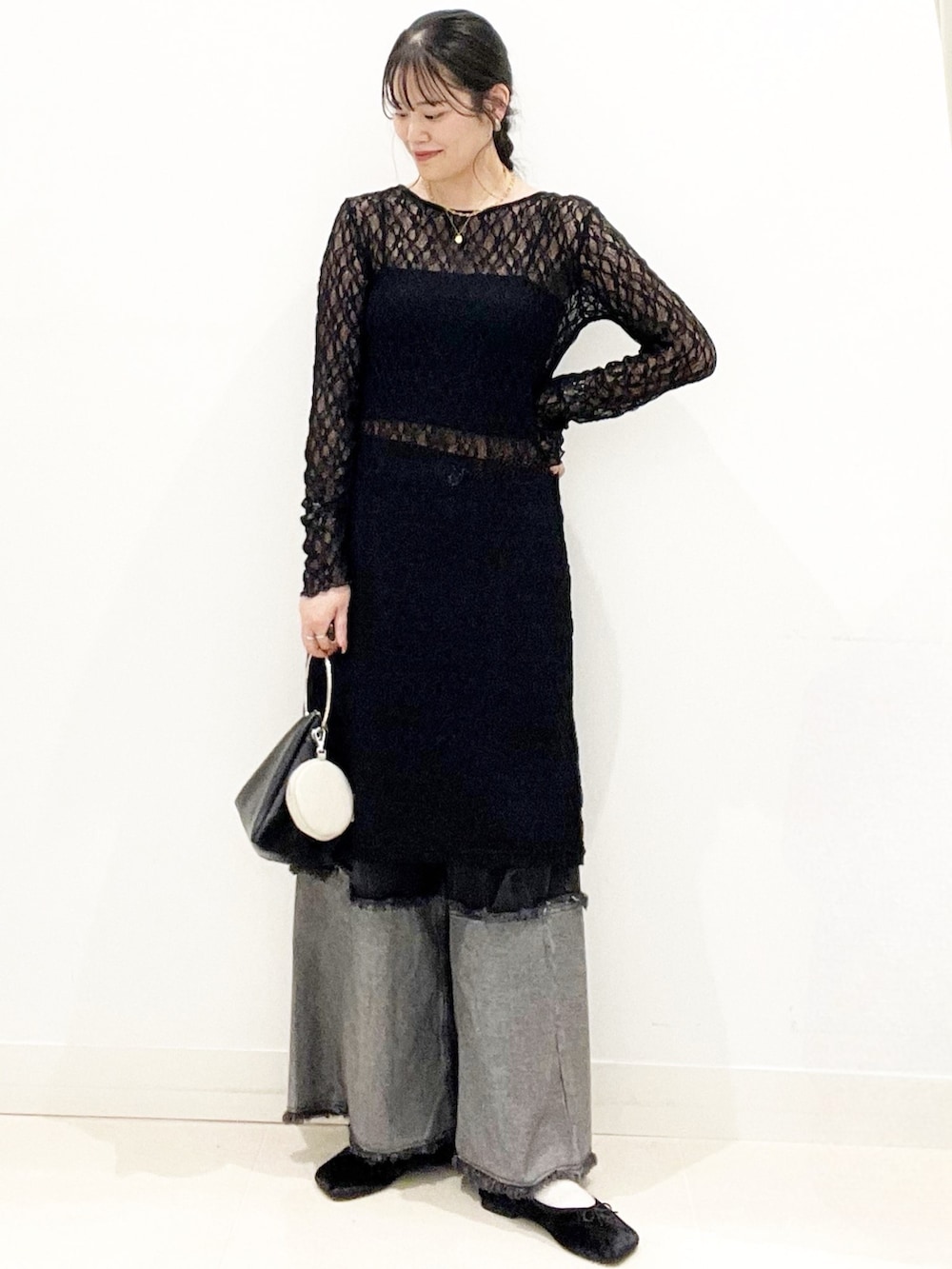 ブラック系のバレエシューズ、ブラック系のキャミソール、ブラック系のワンピースを着用したレディースの秋コーディネートの2枚目の写真