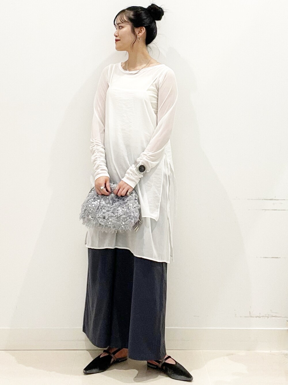 ホワイト系のキャミソール、グレー系のハンドバッグ、グレー系のパンプスを着用したレディースの秋コーディネートの3枚目の写真