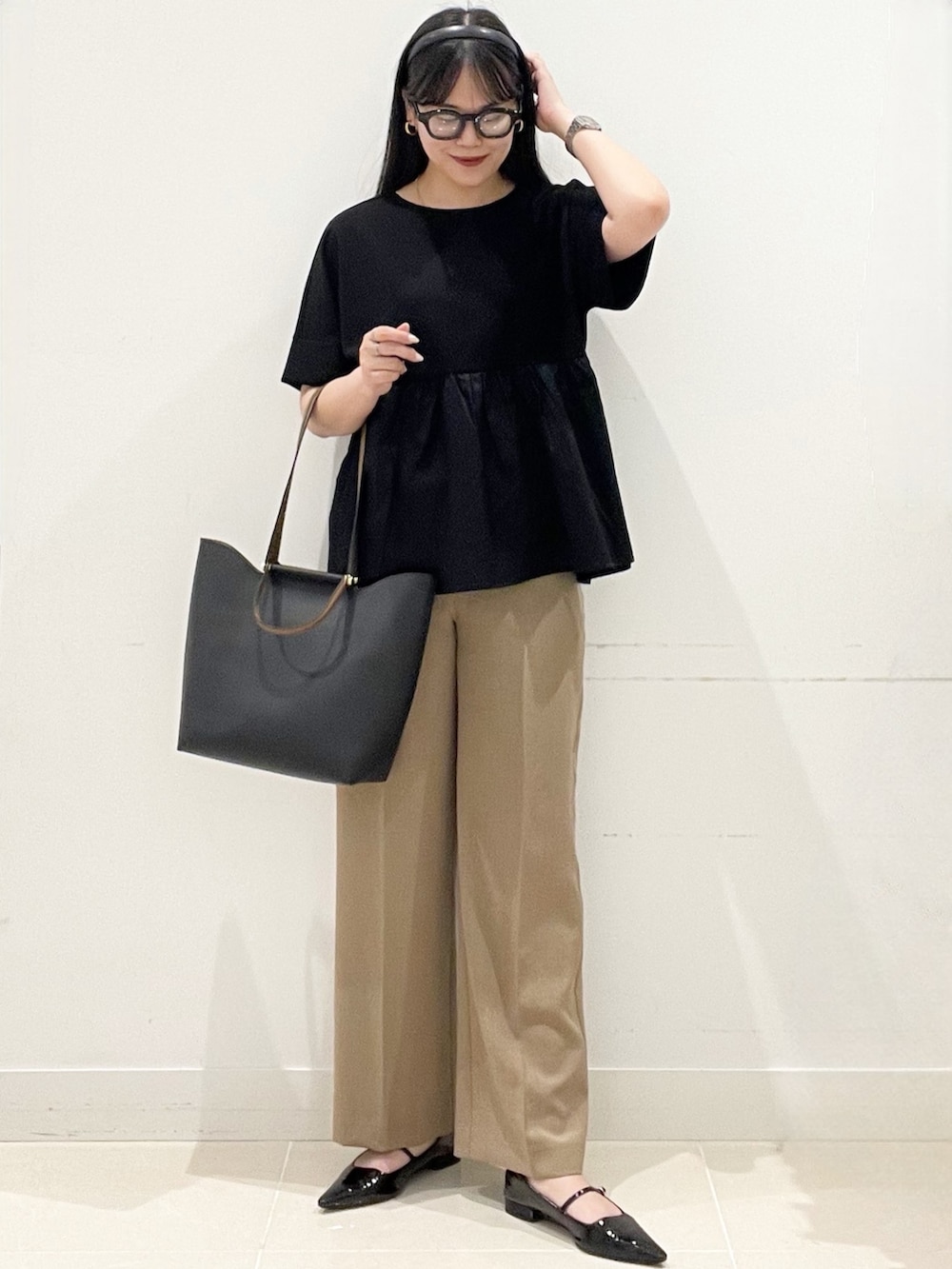 ブラック系のパンプス、ベージュ系のその他パンツ、ブラック系のTシャツ/カットソーを着用したレディースの春コーディネートの4枚目の写真