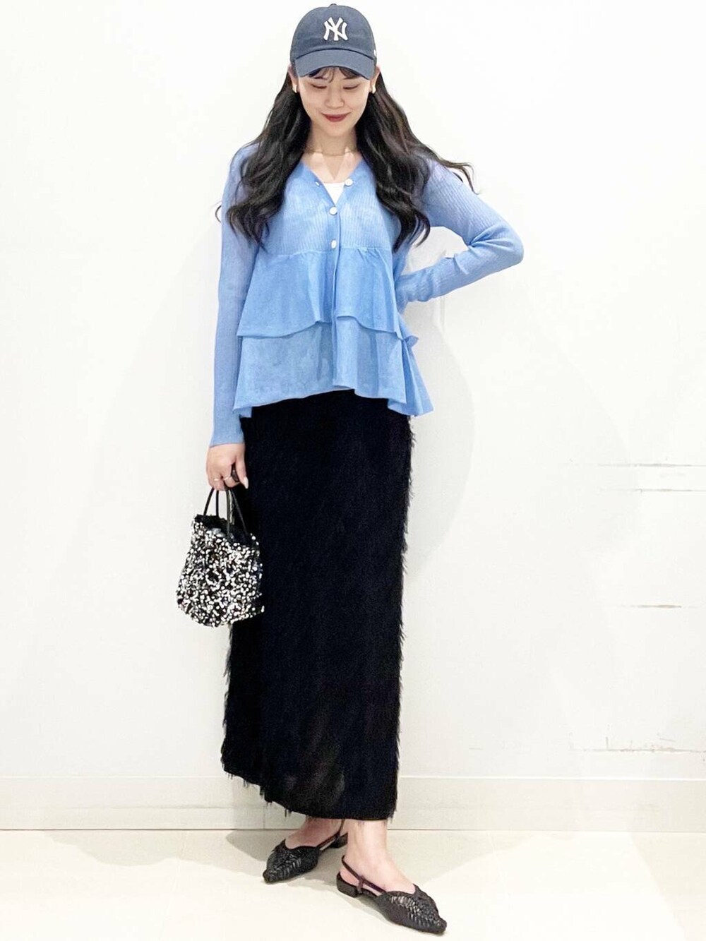 シルバー系のショルダーバッグ、ホワイト系のTシャツ/カットソー、ブラック系のサンダルを着用したレディースの夏コーディネートの4枚目の写真