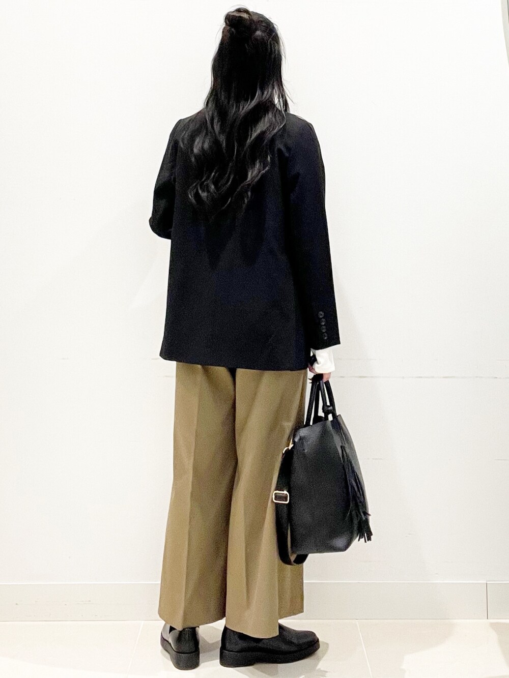 ベージュ系のその他パンツ、ブラック系のトートバッグ、ブラック系のその他アウターを着用したレディースの秋コーディネートの8枚目の写真