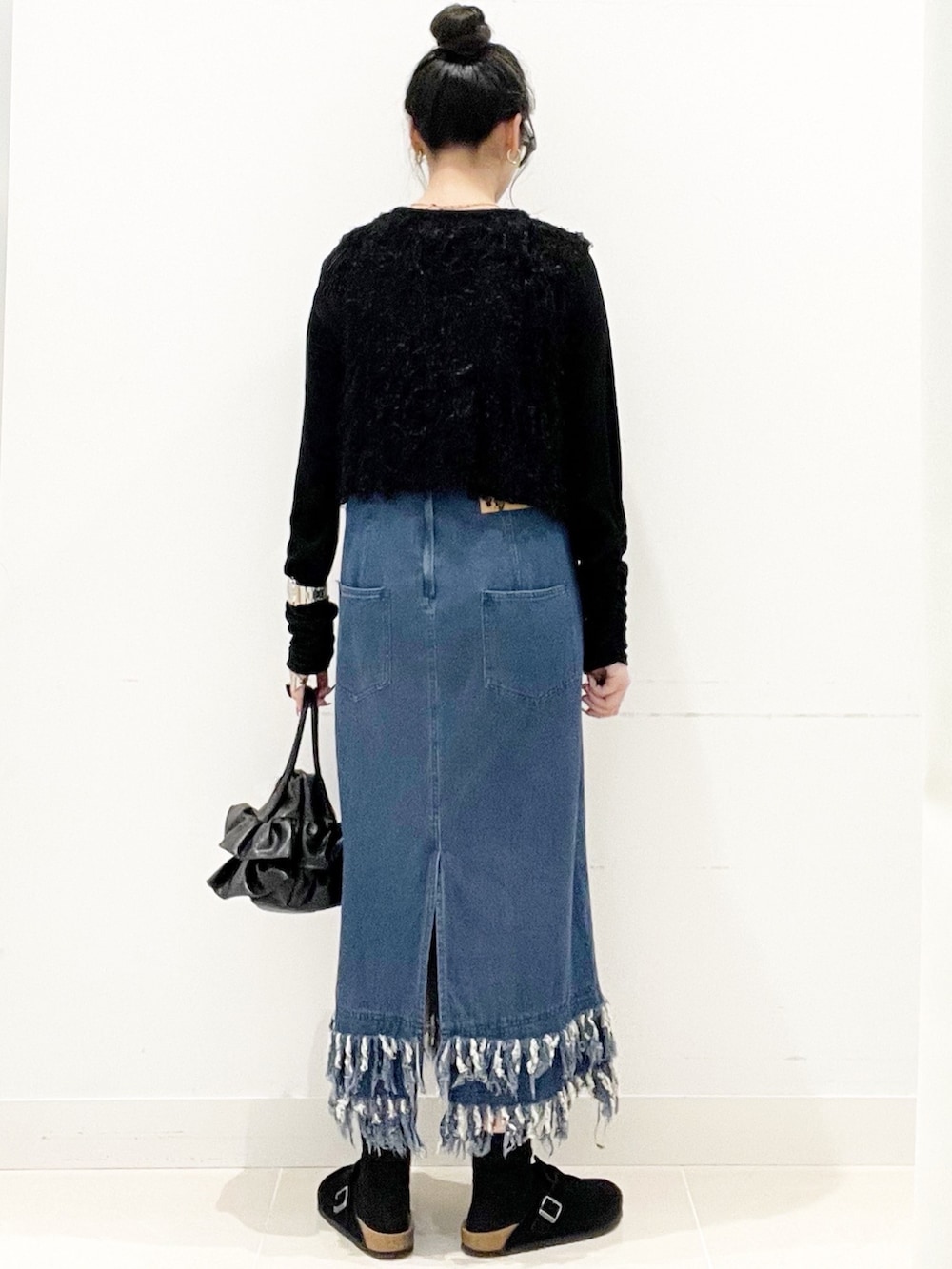 ブラック系のサンダル、ブラック系のハンドバッグ、ブラック系のTシャツ/カットソーを着用したレディースの秋コーディネートの7枚目の写真