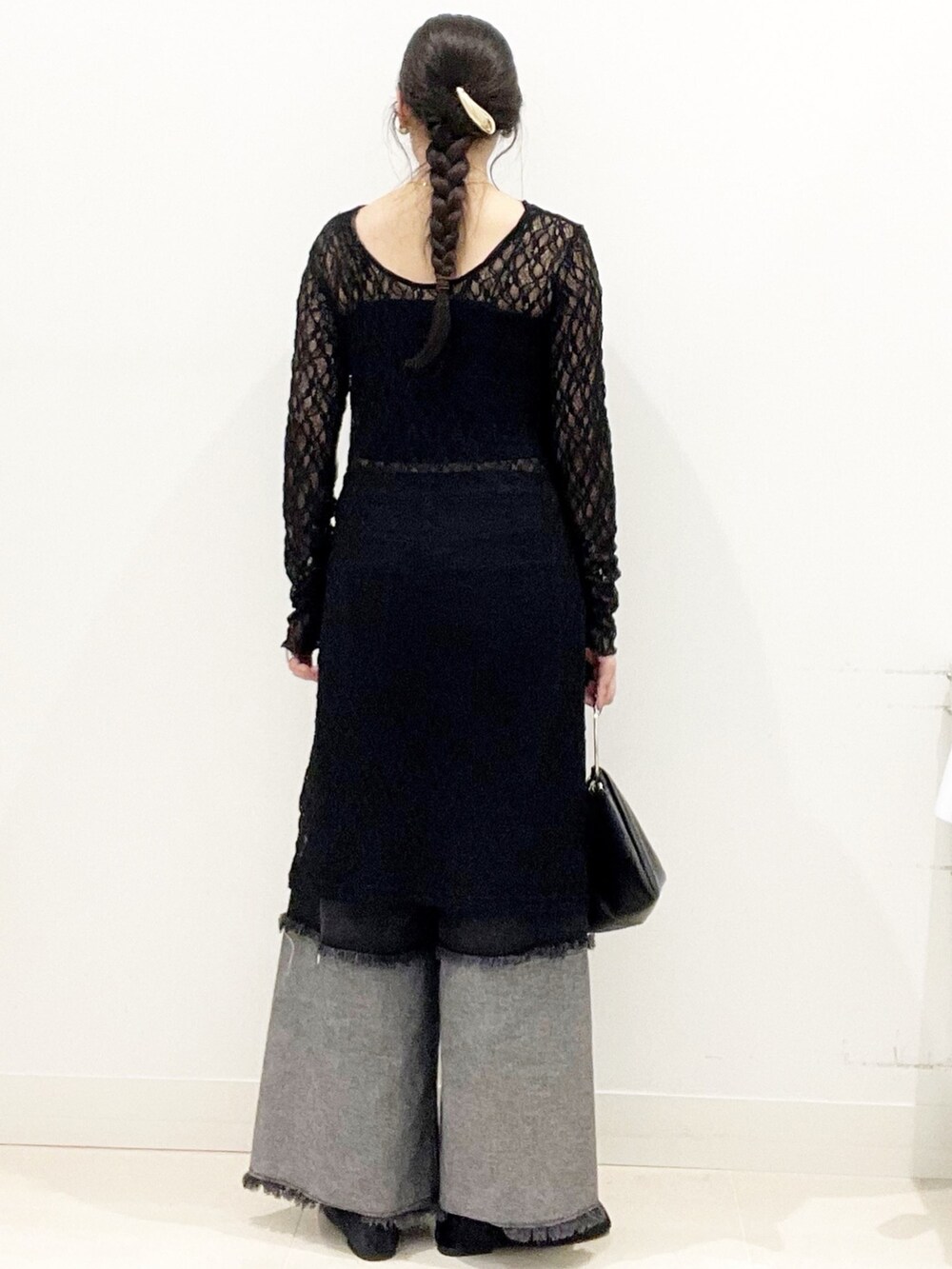 ブラック系のバレエシューズ、ブラック系のキャミソール、ブラック系のワンピースを着用したレディースの秋コーディネートの5枚目の写真