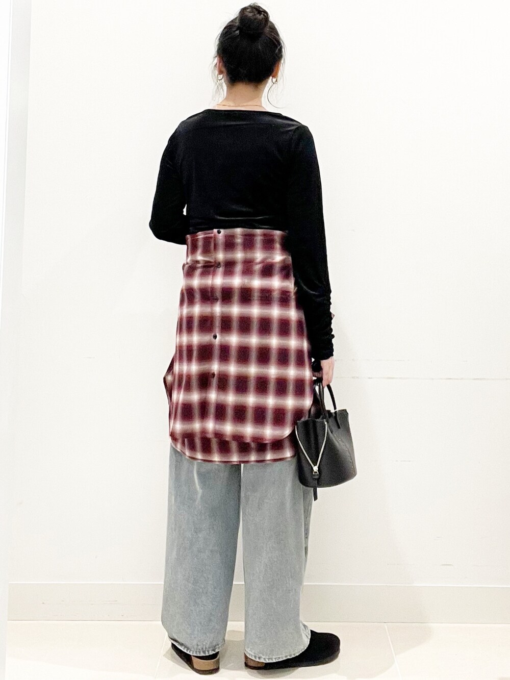 ブラック系のサンダル、ブルー系のデニムパンツ、レッド系のシャツ/ブラウスを着用したレディースの秋コーディネートの6枚目の写真