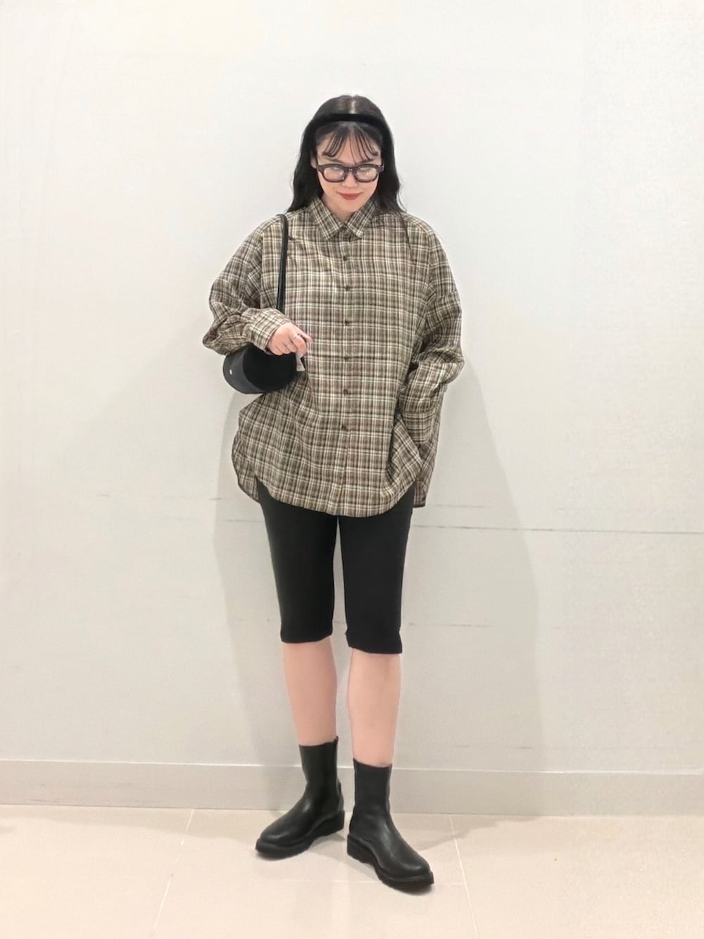 ブラウン系のシャツ/ブラウス、ブラック系のショルダーバッグ、ブラック系のその他パンツを着用したレディースの秋コーディネートの4枚目の写真