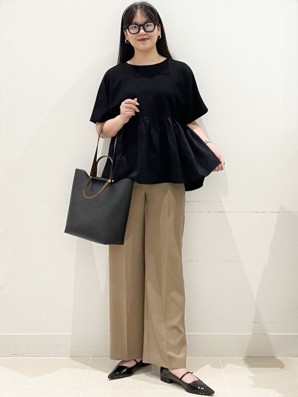 ブラック系のパンプス、ベージュ系のその他パンツ、ブラック系のTシャツ/カットソーを着用したレディースの春コーディネートの3枚目の写真