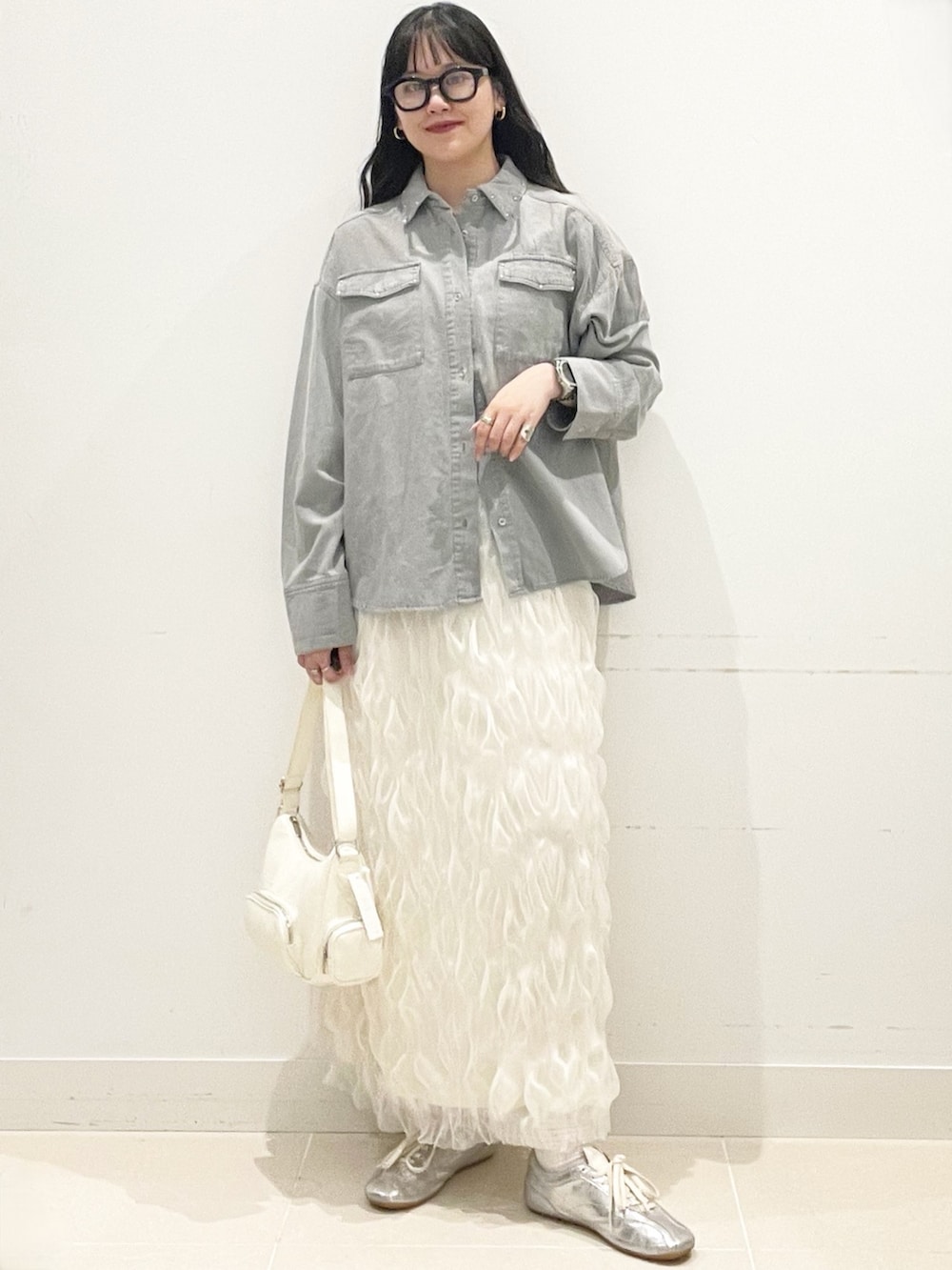 ホワイト系のスカート、グレー系のシャツ/ブラウス、ホワイト系のショルダーバッグを着用したレディースの春コーディネートの3枚目の写真