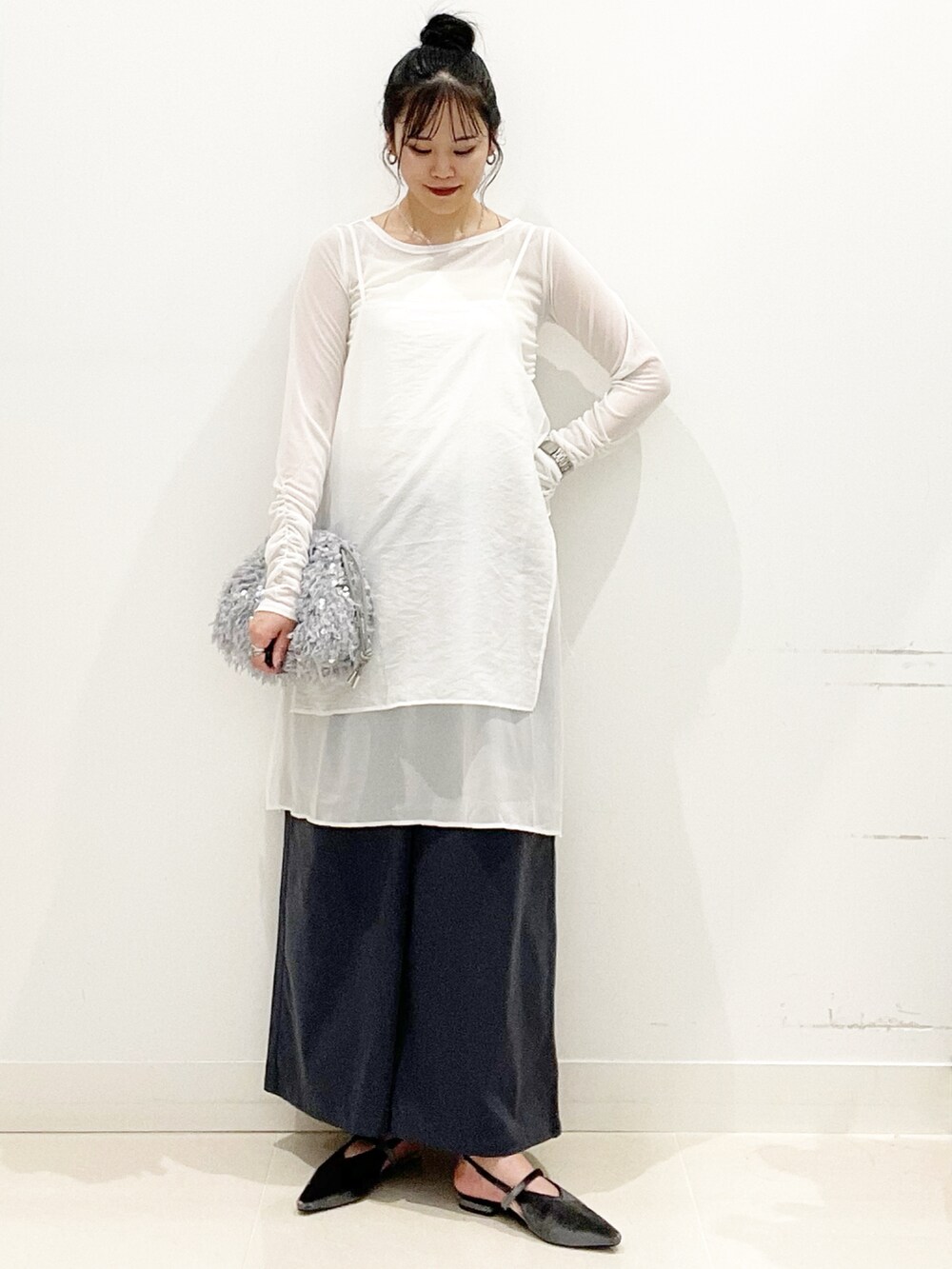 ホワイト系のキャミソール、グレー系のハンドバッグ、グレー系のパンプスを着用したレディースの秋コーディネートの5枚目の写真