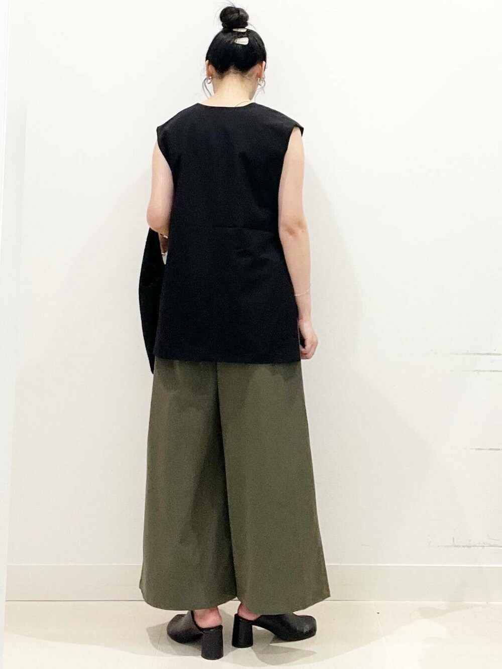 ブラック系のサンダル、ブラック系のトートバッグ、グリーン系のその他パンツを着用したレディースの秋コーディネートの7枚目の写真