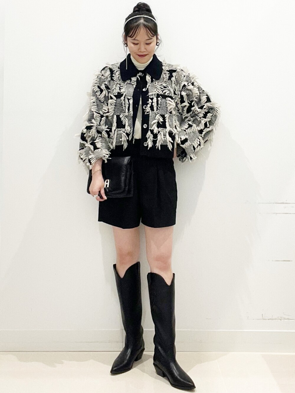 ブラック系のブーツ、ブラック系のその他アウター、ブラック系のその他パンツを着用したレディースの秋コーディネートの4枚目の写真