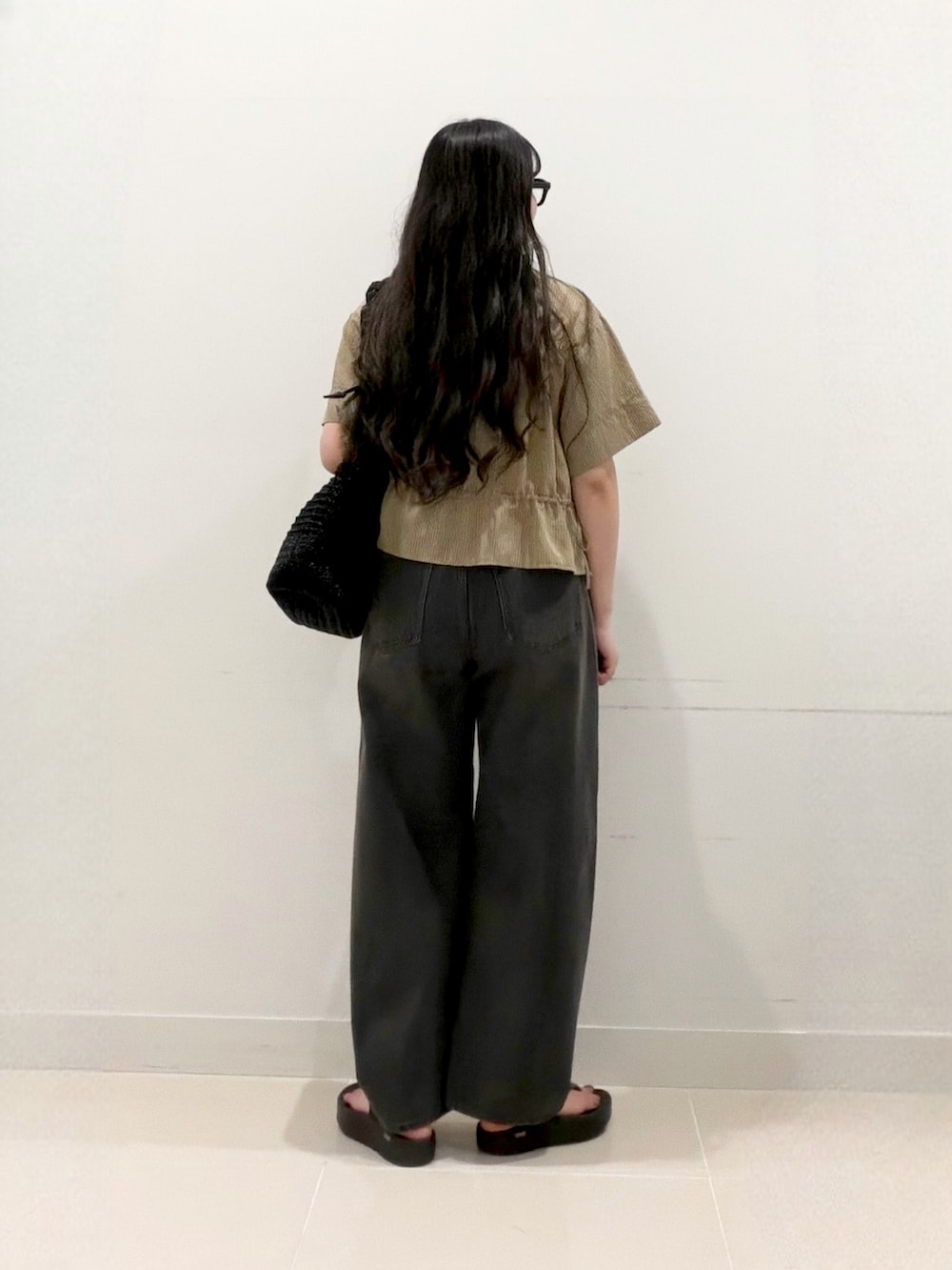 ベージュ系のシャツ/ブラウス、ブラック系のショルダーバッグ、グレー系のデニムパンツを着用したレディースの夏コーディネートの4枚目の写真