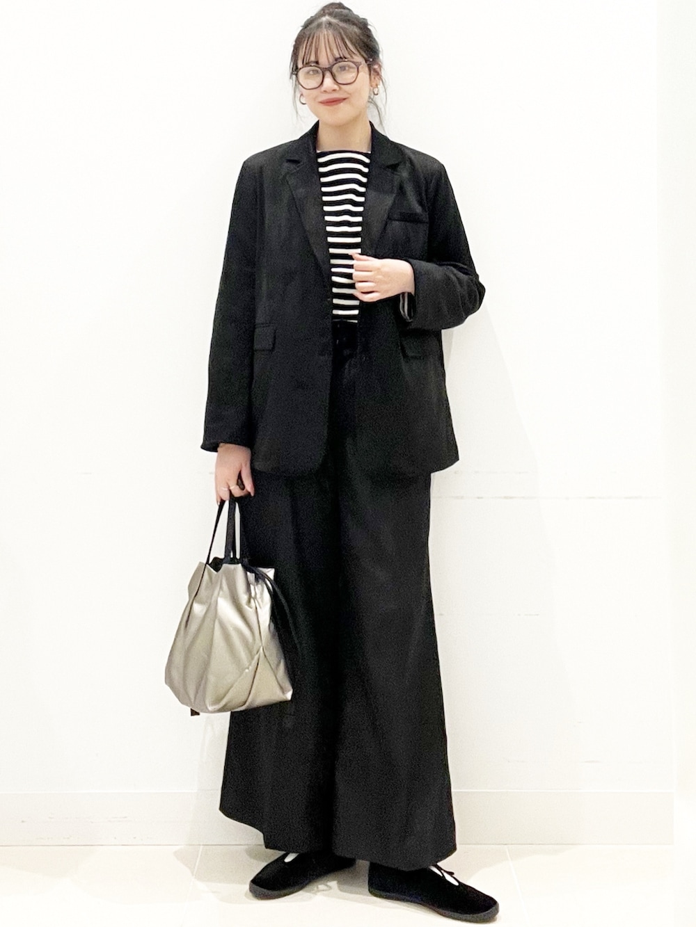 ブラック系のその他シューズ、ブラック系のその他パンツ、シルバー系のショルダーバッグを着用したレディースの秋コーディネートの3枚目の写真