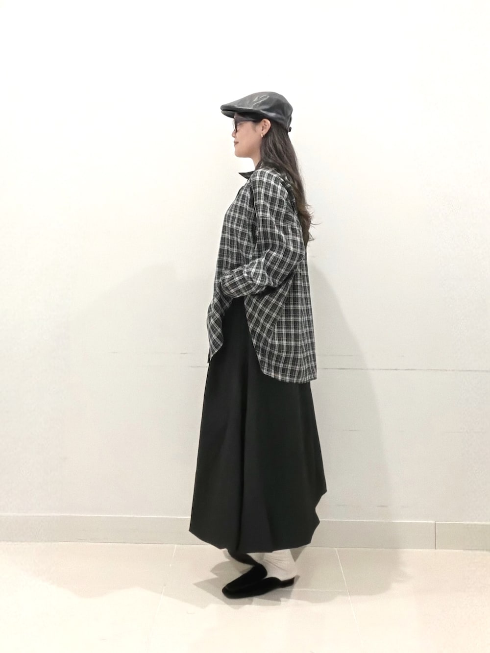 ブラック系のシャツ/ブラウス、ブラック系のスカート、ブラック系のショルダーバッグを着用したレディースの秋コーディネートの3枚目の写真