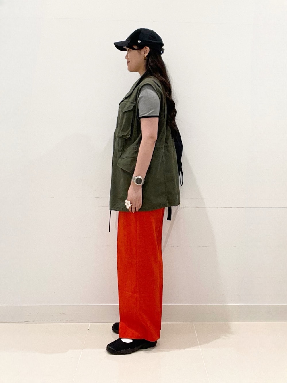 ブラック系のその他シューズ、レッド系のその他パンツ、ブラック系のバックパック/リュックを着用したレディースの春コーディネートの3枚目の写真