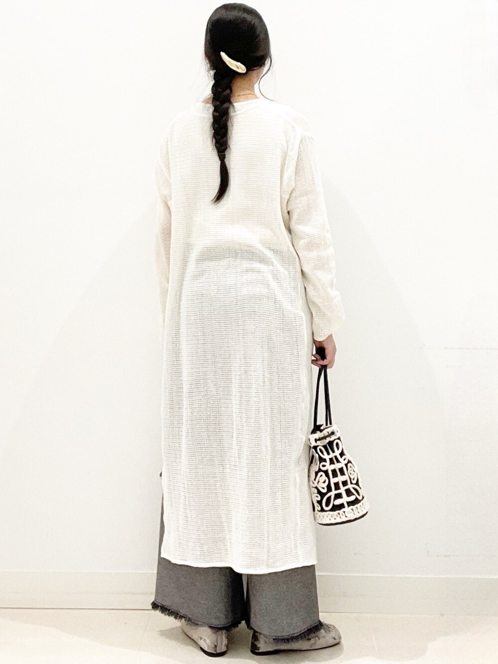 グレー系のバレエシューズ、ブラック系のデニムパンツ、ブラック系のハンドバッグを着用したレディースの秋コーディネートの5枚目の写真