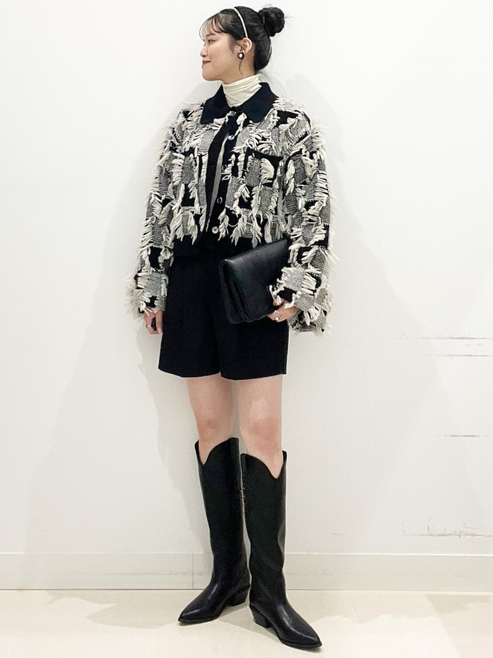 ブラック系のブーツ、ブラック系のその他アウター、ブラック系のその他パンツを着用したレディースの秋コーディネートの2枚目の写真