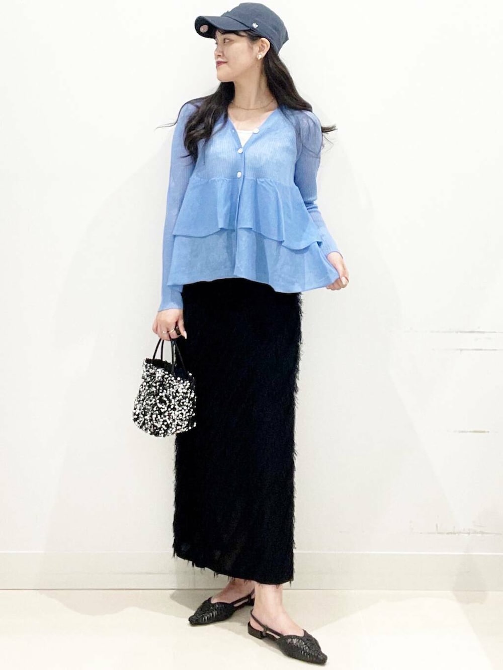シルバー系のショルダーバッグ、ホワイト系のTシャツ/カットソー、ブラック系のサンダルを着用したレディースの夏コーディネートの3枚目の写真