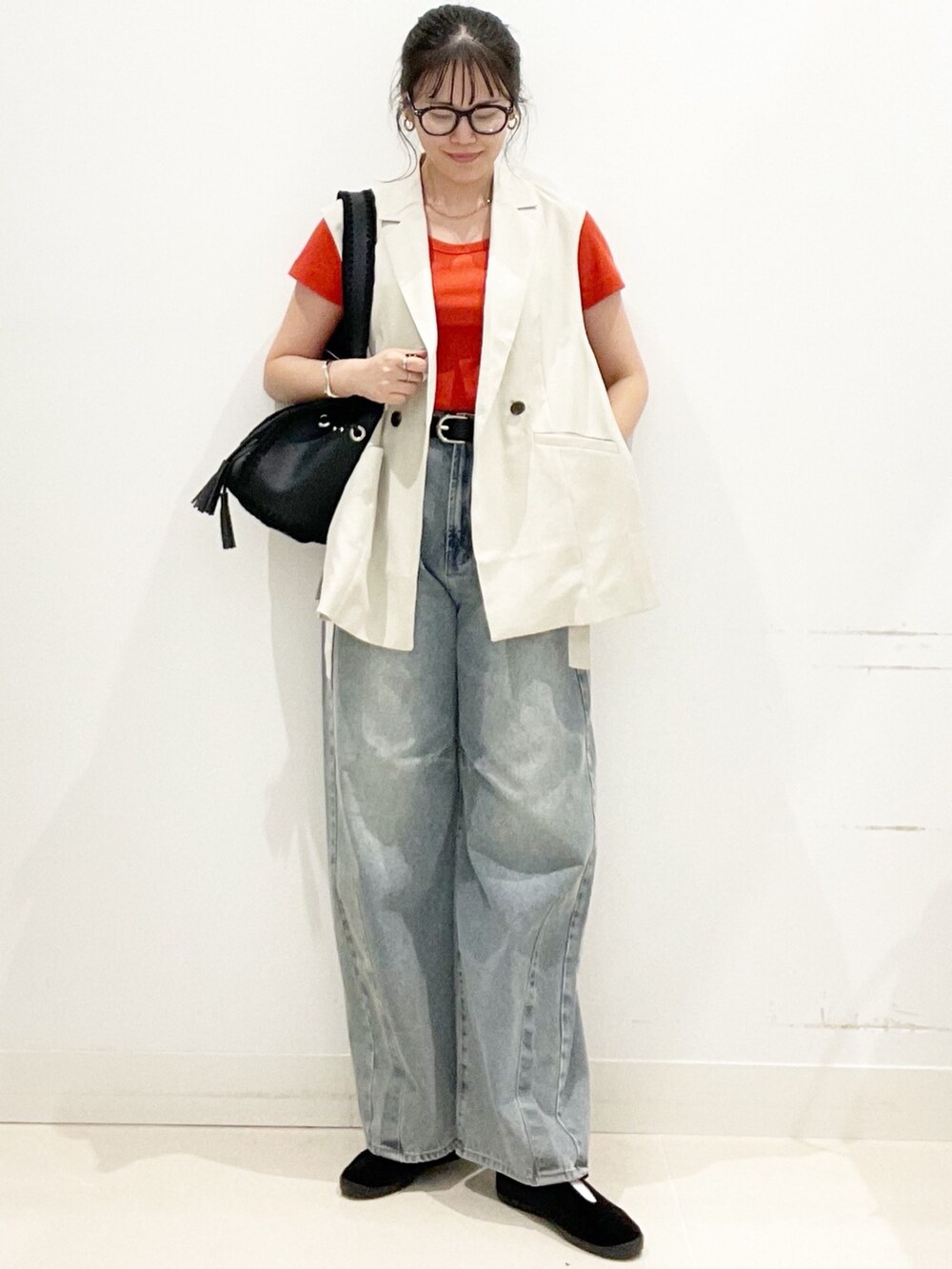 ベージュ系のベスト、レッド系のTシャツ/カットソー、ブルー系のデニムパンツを着用したレディースの夏コーディネートの5枚目の写真